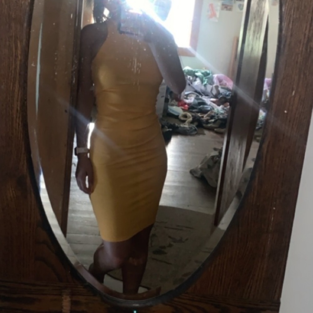 Such a cute orange tight midi dress!!